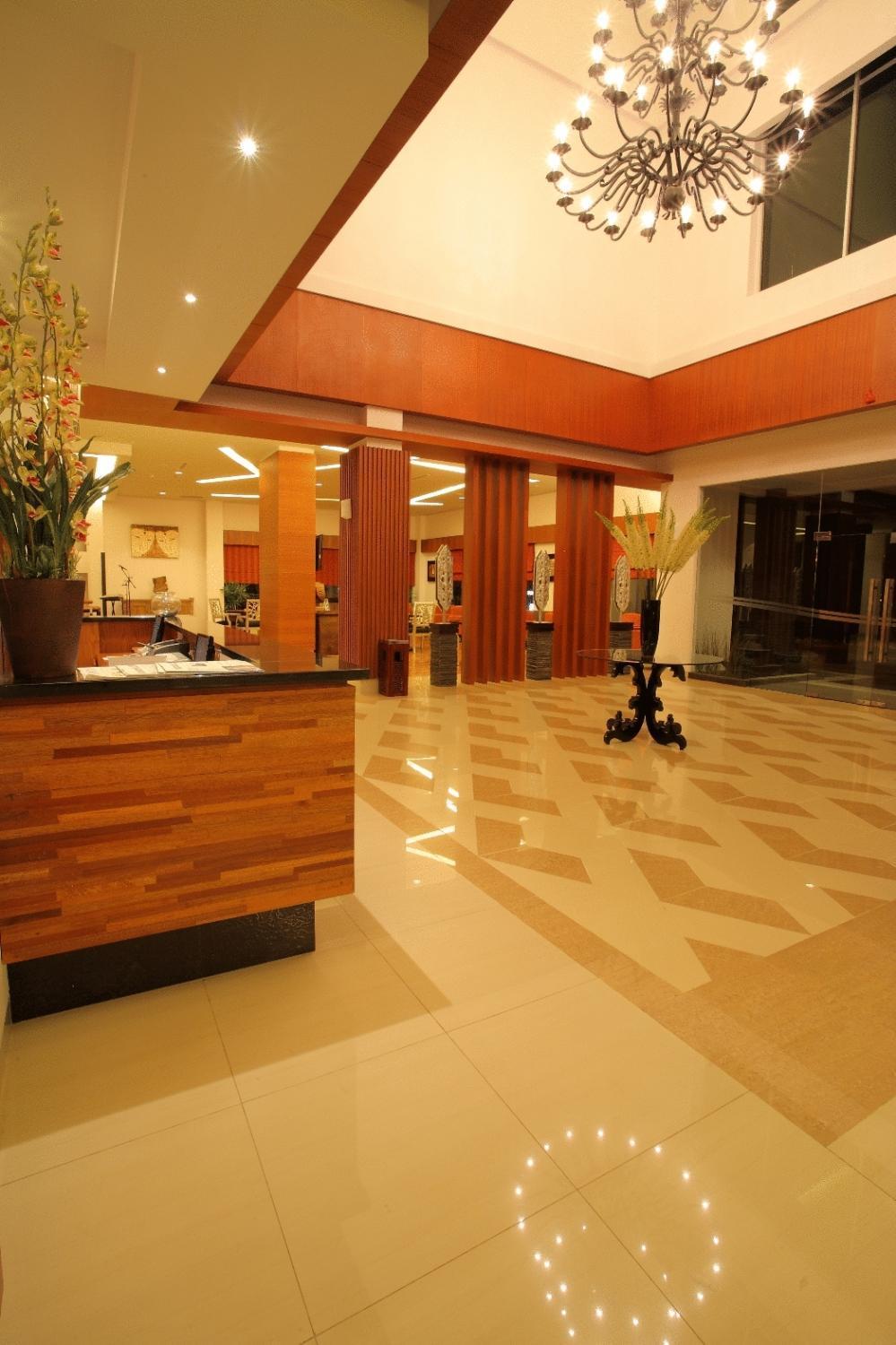 Aston Tanjung City Hotel Exterior foto