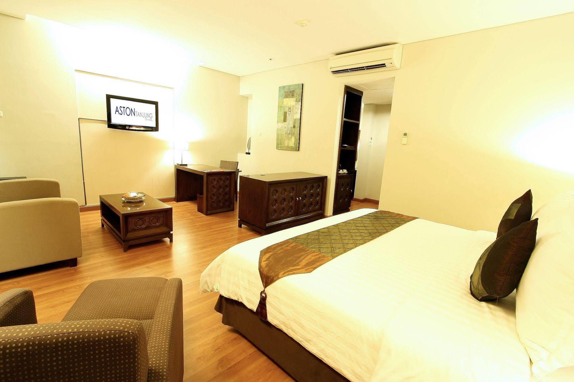 Aston Tanjung City Hotel Exterior foto