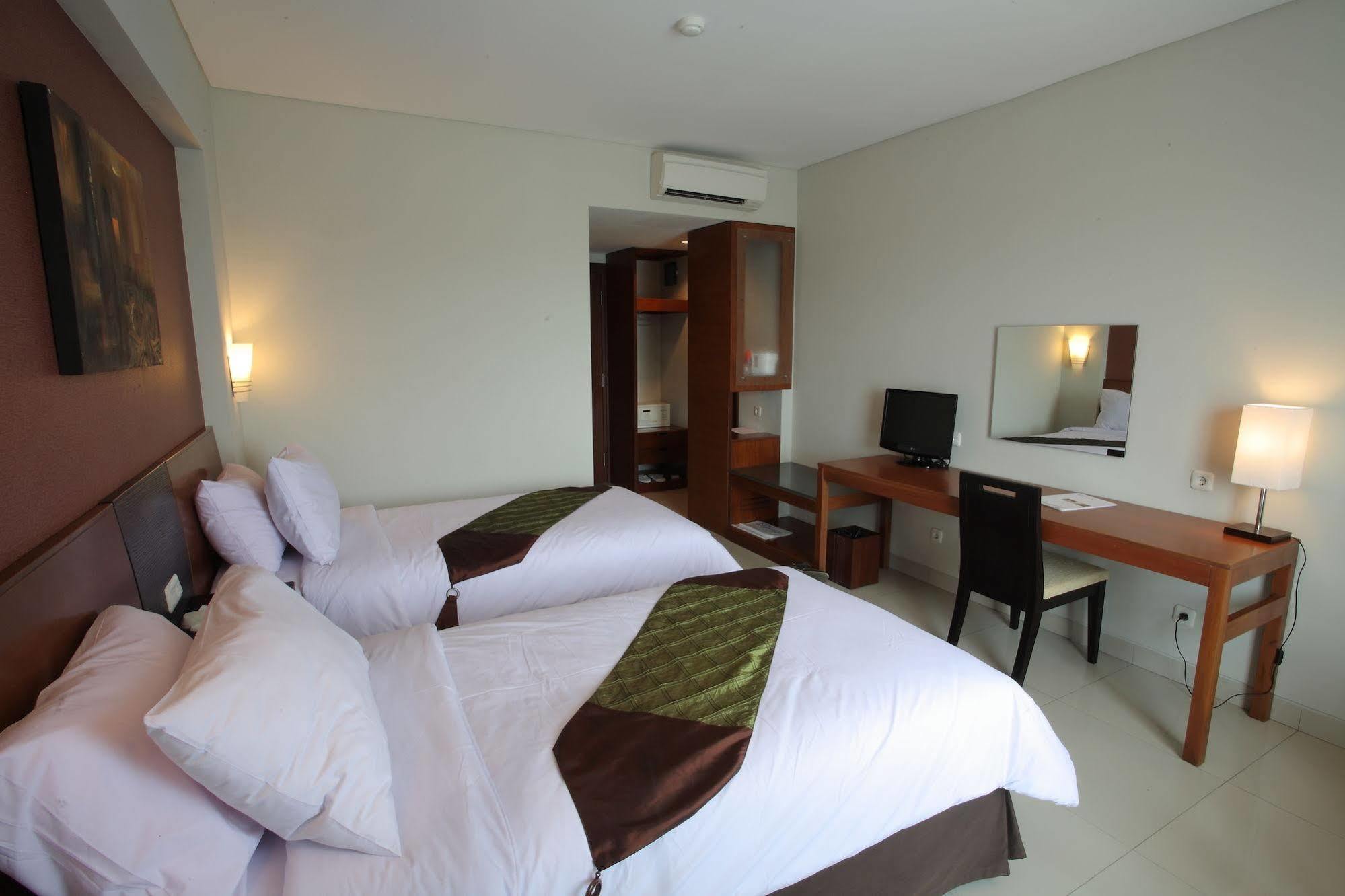 Aston Tanjung City Hotel Exterior foto